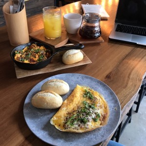 Omelette de Jamon y Queso, Huevos estrellados, Pour over y jugo de naranja