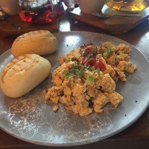 Huevos revueltos con tomate