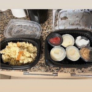 Asi me dieron el tres leches para llevar ????? . Para que yo lo preparara en mi casa ????? en ves de darmelo listo como se supone debe ser cuando vas a un restaurante y pides algo para llevar