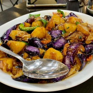 Las tres delicias al Wok. Son papas, berengenas y pimientos, deliciosamente sazonados.