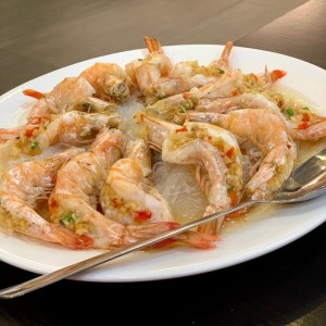 Camarones al vapor con fideos de arroz y salsa de ajo. Me encanto este plato y mas que se le sentia bastante el ajo.