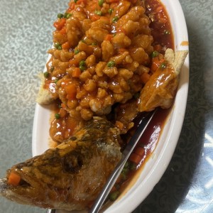 Pescado Frito en Forma de Ardilla con Salsa Agridulce