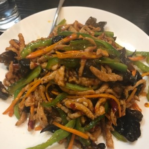 puerco com hongos y vegetales picante