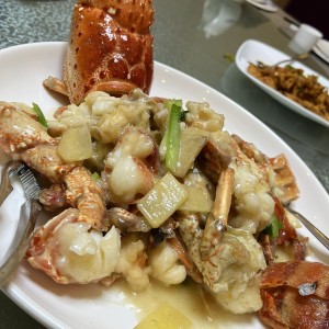 Langosta al wok con cebollina y gengibre
