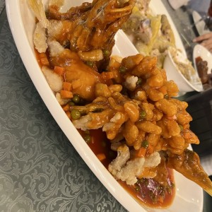Pescado frito en forma de ardilla con salsa agridulce