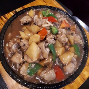 Alitas salteadas con papa y vegetales