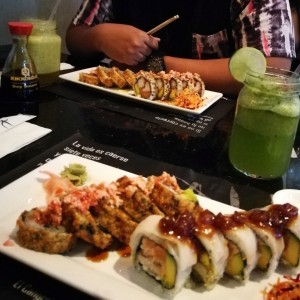 rollos - arigato katana sakura limonada con hierba buena