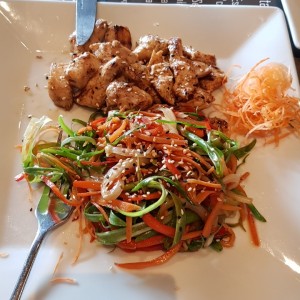 Yakimeshi de pollo con vegwtales