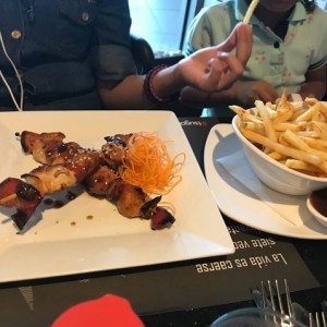 brochetas de pollo y papas teriyaki
