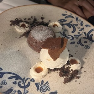 Fuente de chocolate con helado de vanilla
