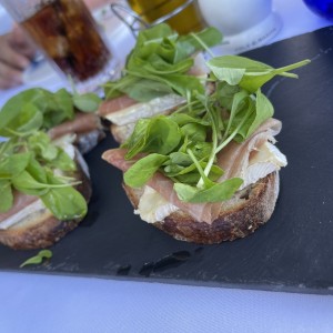 Bruschetta Brie Prosciutto