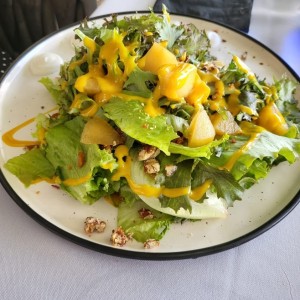 Ensalada de lechuga romana con manzana y queso cabra