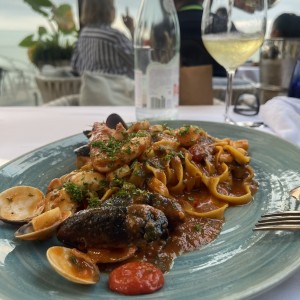 Pasta de la casa con langostinos, pulpo y almejas