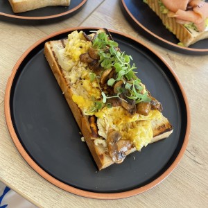 Tostada huevos revueltos 