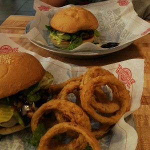 hamburguesas con aros de cebolla