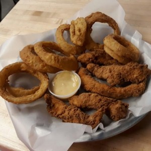 chicken fingers con aros de cebolla