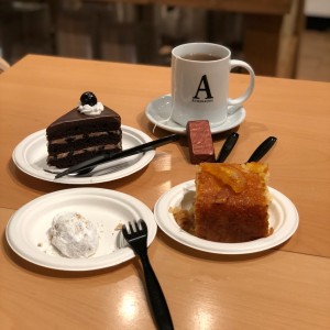 todos los postres deliciosos, el Pie de Naranja buenisimo.