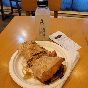 emparedado pastrami y limonada