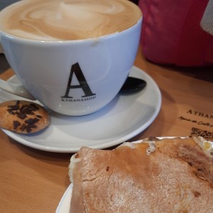 emparedado de pollo y hongos + capuchino amaretto