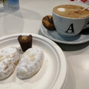 Capuchino con amareto y canela...galleta de almendra