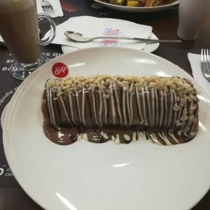 creps con crema fresas y tres tipos de chocolates