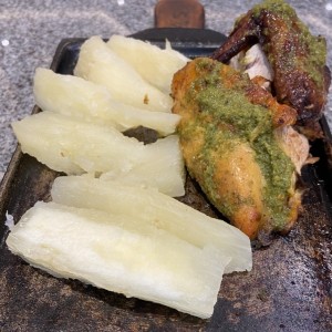 Pollo con yuca sancochada