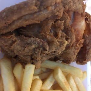 Pollo frito con papas.