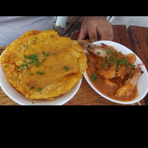 Langostinos en salsa de ajo y patacones