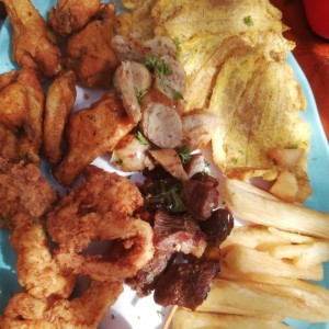 Bandeja para Compartir con pollo, alitas, chorizo y carne