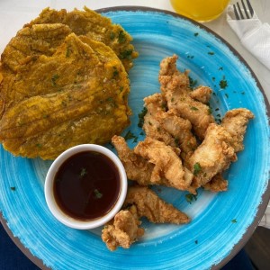 Dedos de pollo y patacones