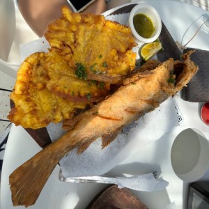 Pescado frito entero