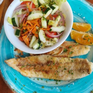 filete de corvina a la plancha con ensalada