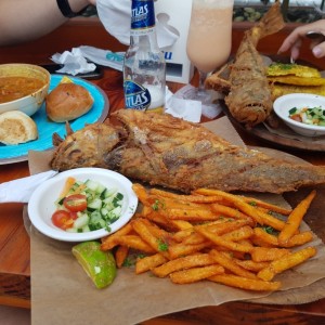 Pescado Frito con Camote