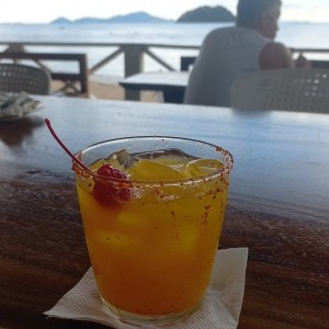 Coctel de maracuya mango y ron