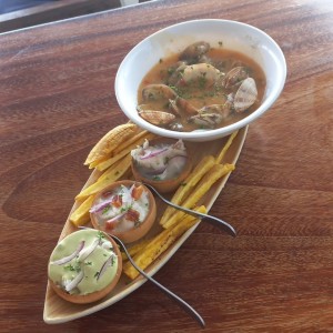 Almejas al ajillo y ceviche