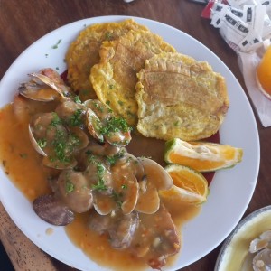 Filete de pescado a la plancha en salsa almejas al ajillo con patacones