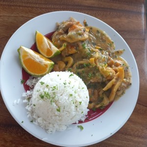 Filete de pescado a la plancha en salsa de mariscos con arroz blanco