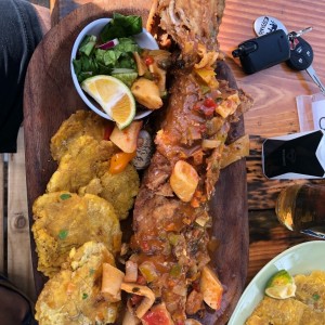 pescado frito con salsa de mariscos