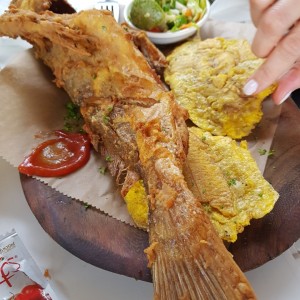 pescado frito con patacones.