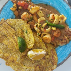 pescado con mariscos mixtos