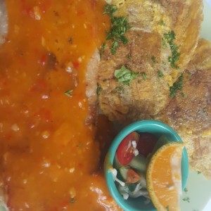 filete de pescado al ajillo con patacones