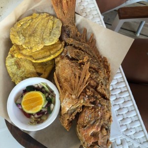 Pescado con Patacones