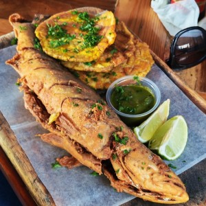 Corvina frita entera con patacones