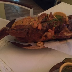 Pescado frito entero en salsa de marisco