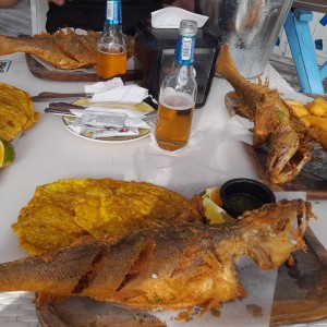 pescado entero frito