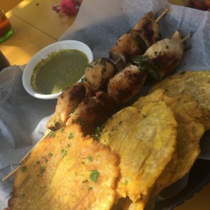 pinchos de pollo con patacones