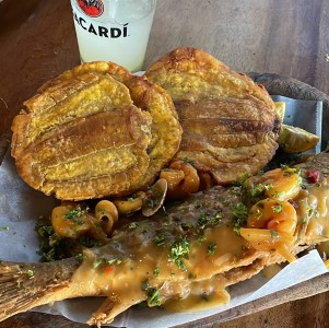 Pescado entero con mariscos