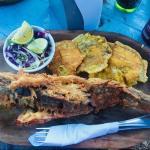 Corvina frita con Patacones. 