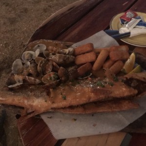 Pargo blanco con almejas al ajillo