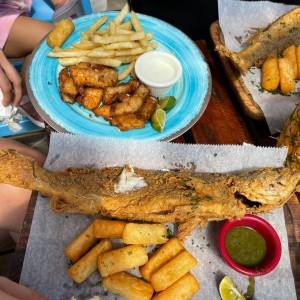 Pescado Frito con yuca y Deditos de Pescado